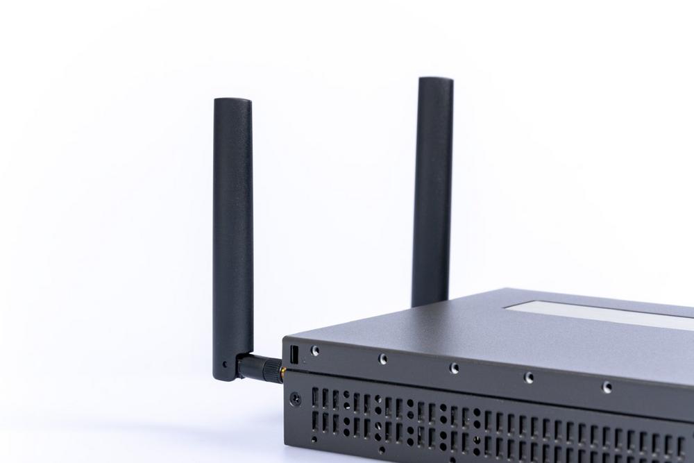 Kompakter Fanless-PC mit Option zur 4G-Datenübertragung