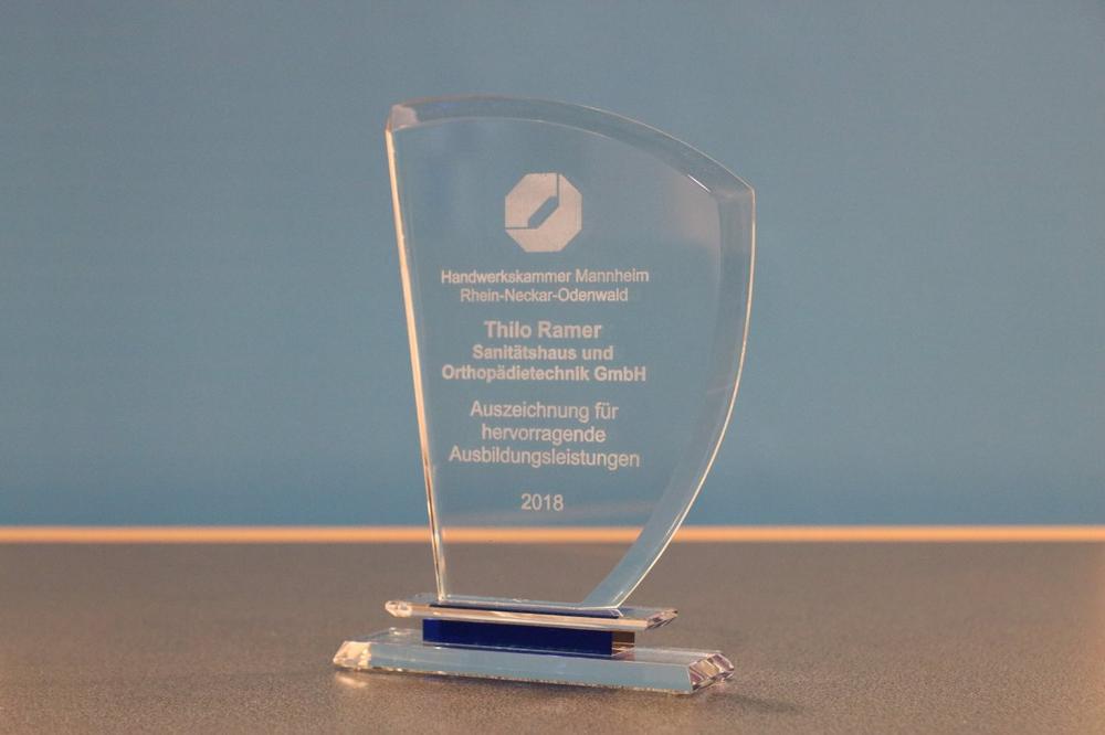 Thilo Ramer Sanitätshaus und Orthopädietechnik GmbH aus Brühl erhält Ausbildungs-Stele