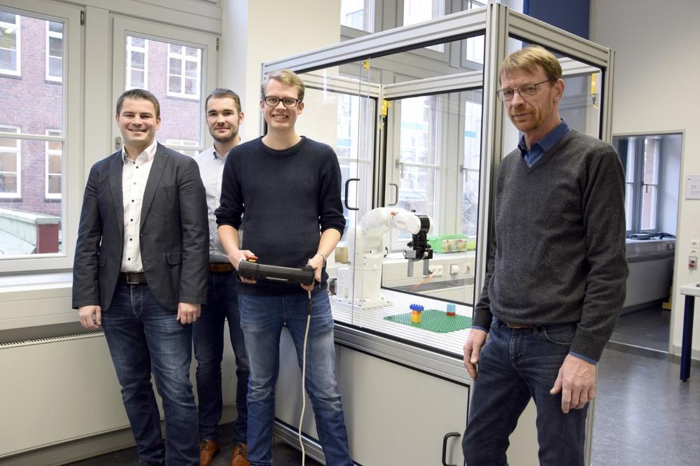 Industrieroboter-Hersteller DENSO übergibt Roboter an Hochschule Bremen