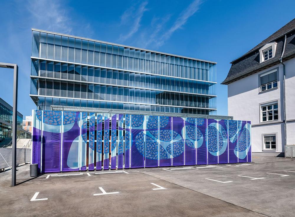Weltweit erste energieaktive ETFE-Fassade mit gedruckter OPV installiert