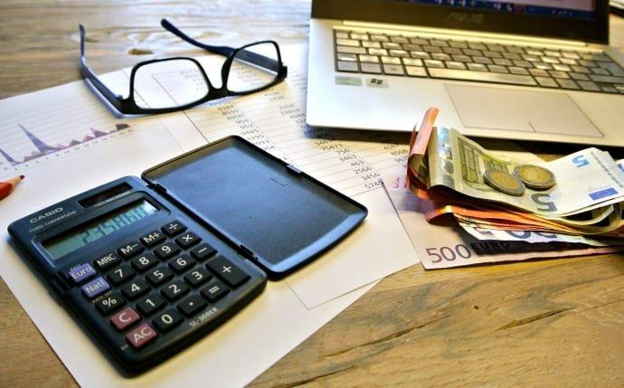 AXA Versicherungsnehmer profitieren von RECHNUNG.de-Vorfinanzierung