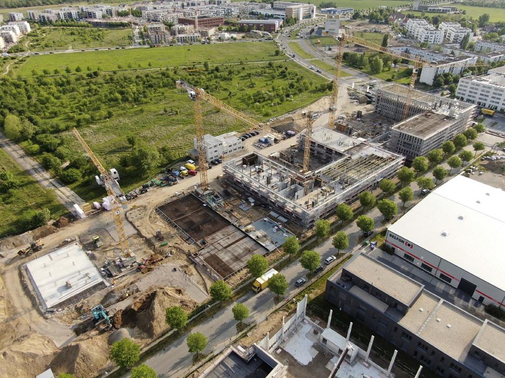 DIE AG bringt Zeitkapsel im Projekt „Mizar Gate Office“ in Neu-Schönefeld planmäßig ein