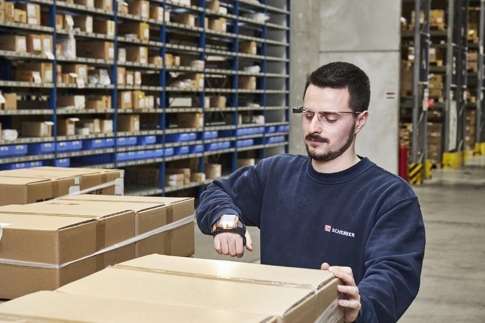 Mehr Effizienz dank neuem Durchblick: DB Schenker setzt Smart-Picking-Brille in der Lagerlogistik ein