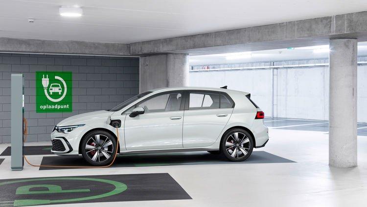Lokal emissionsfrei in der City, große Reichweite auf Reisen: Verkauf des Golf eHybrid und Golf GTE startet