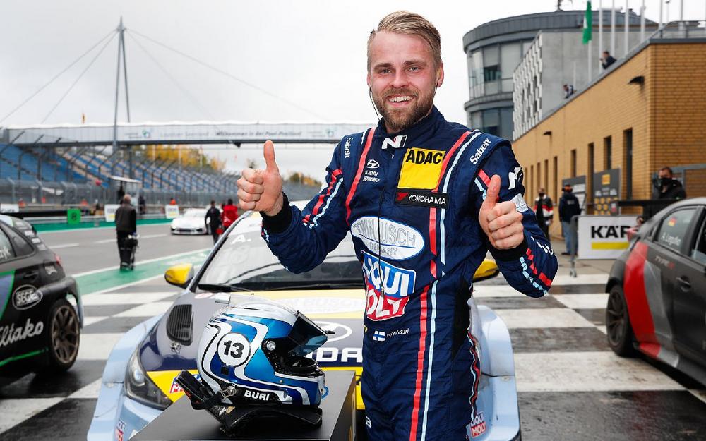 Hyundai-Pilot Antti Buri feiert Sieg und Podestplatz auf dem Lausitzring