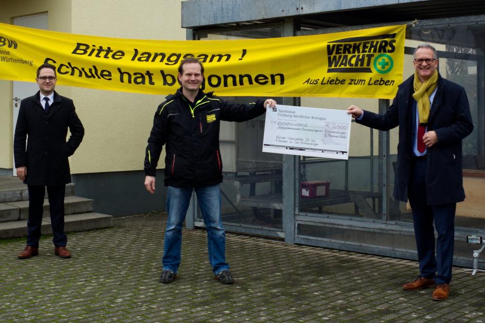 Emmendingen: Kinder-Warnwesten für alle ersten Klassen im Landkreis – Sparkasse sichert der Verkehrswacht die Finanzierung