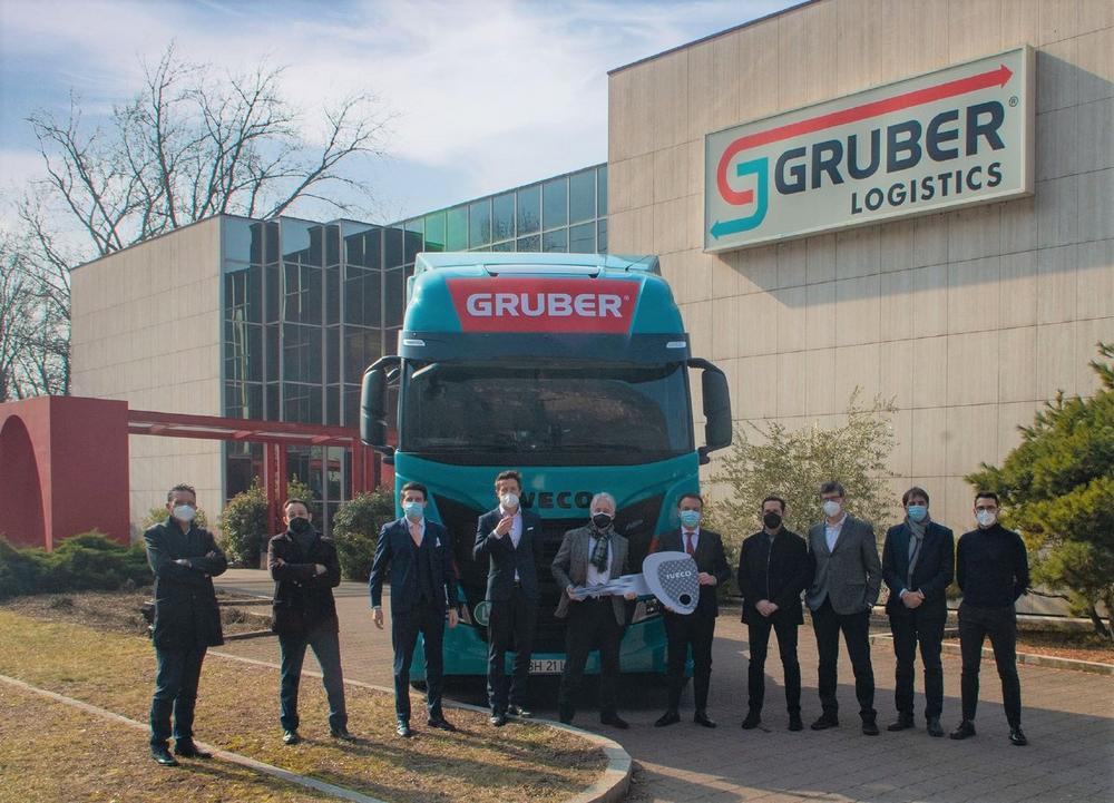 Gruber Logistics setzt mit einer Flotte von LNG-betriebenen IVECO S-WAY NP auf nachhaltigen Transport