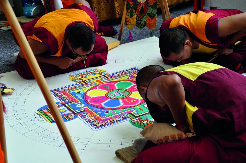 Buddhistische Mönche streuen Sandmandala im Klinikum Christophsbad