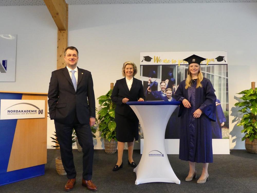 328 frischgebackene Bachelor of Science verabschiedet