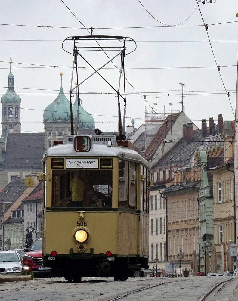 Fahrschule mit historischen Straßenbahnen