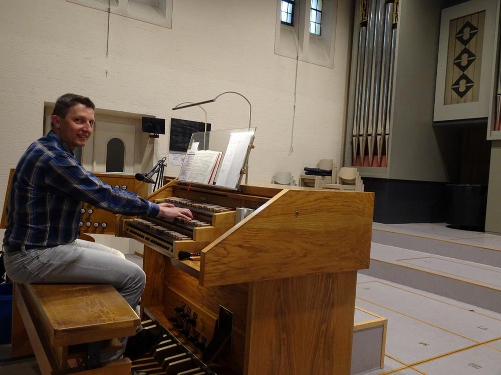 Der mit der Orgel spielt