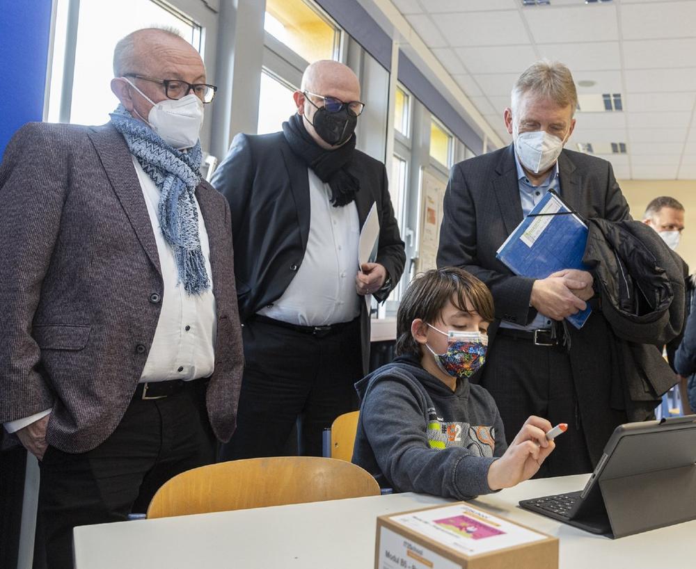 Unternehmen macht Schule: SHS – Stahl-Holding-Saar und Schule am Römerkastell vereinbaren Zusammenarbeit