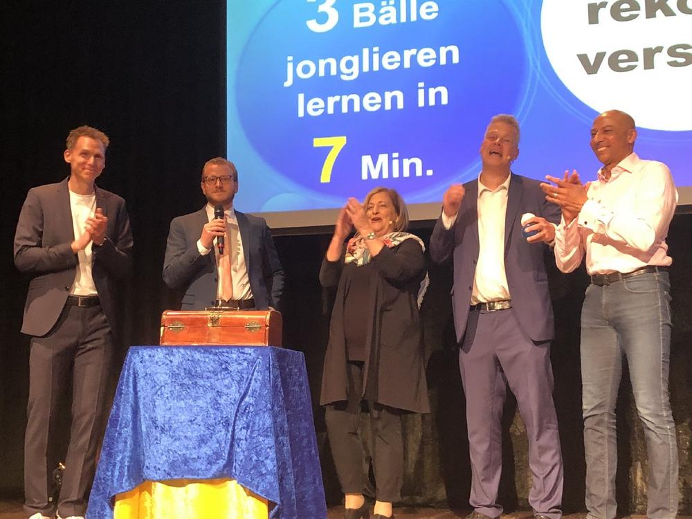 Neuer Weltrekord: 24 Anfänger (Absolute Beginners) lernten gleichzeitig in nur 7 Minuten das Jonglieren mit 3 Bällen