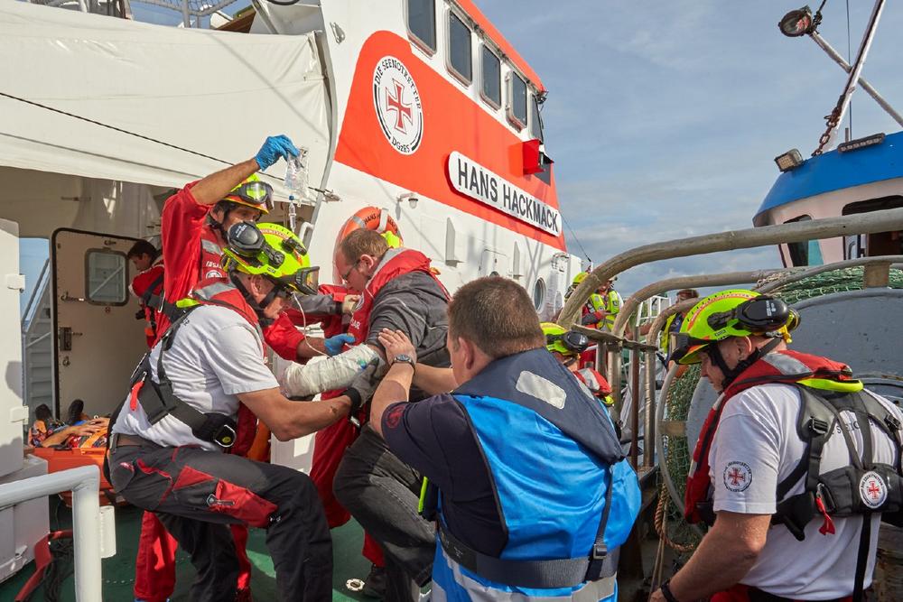 Seenotretter trainieren in der Lübecker Bucht den Ernstfall