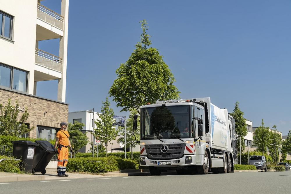 Final test phase before start of series production: Mercedes-Benz eEconic proves itself in customer trials in the Rhine-Main region