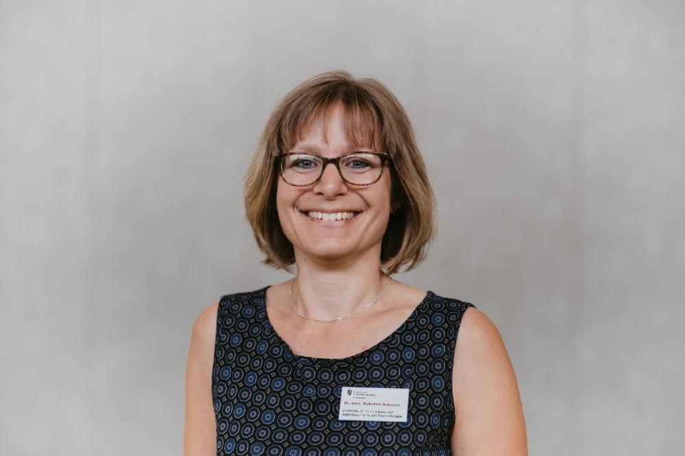 Dr. med. Rebekka Schwarz folgt Prof. Dr. med. Jochen Gehrmann als Chefärztin