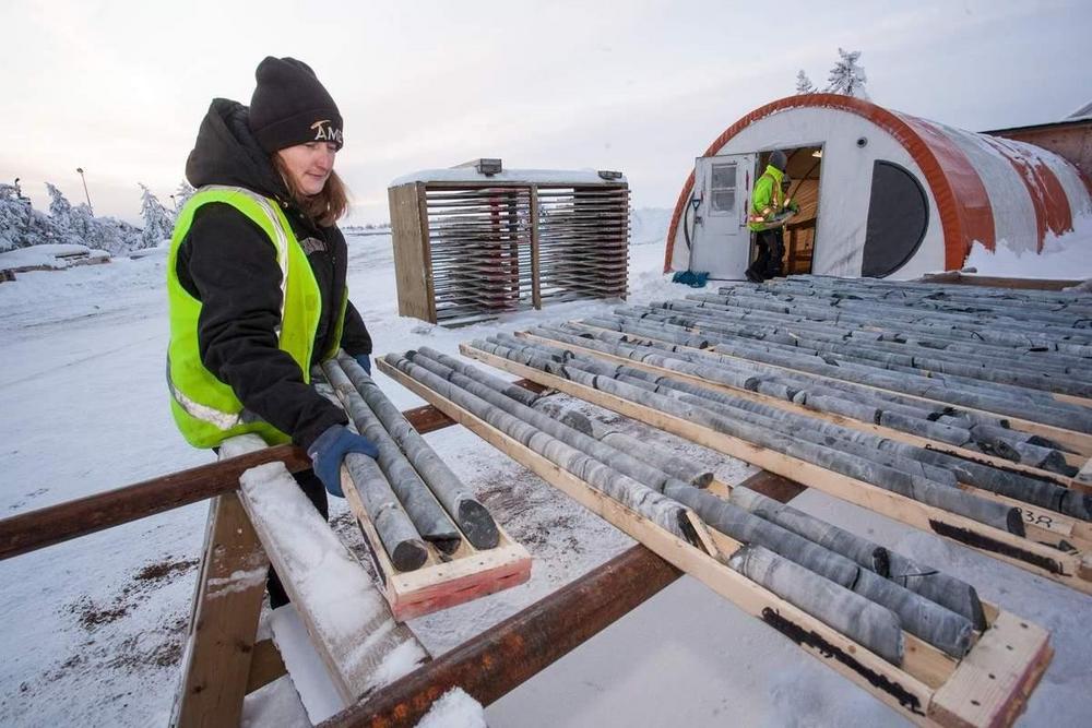 Gold or silver, that is the question here