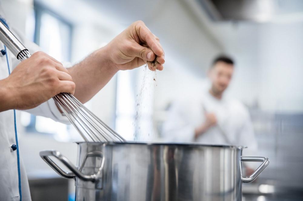 Gastronomie und Altenpflege: Engen Kontakt zu Kunden und Pflegern halten
