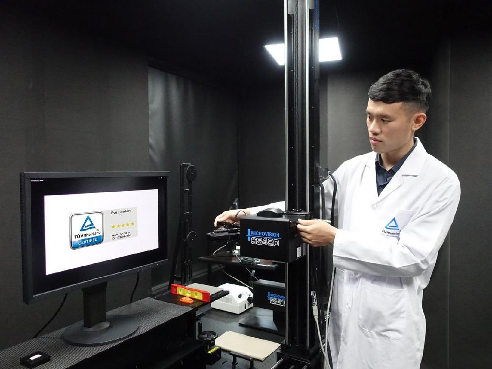 Screen health: New „Eye Comfort“ Certification from TÜV Rheinland