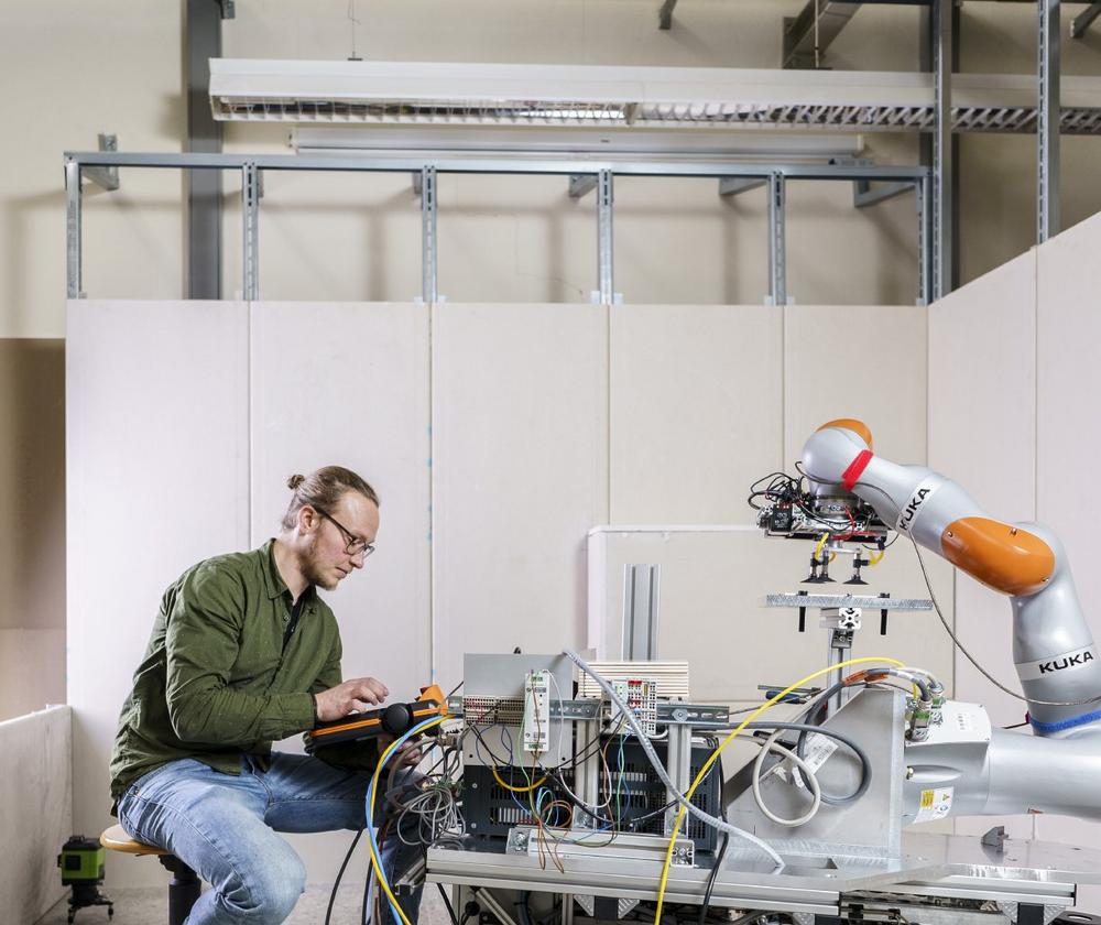 Neben dem Beruf zum Masterabschluss in Elektrotechnik und Zuverlässigkeitsingenieurwesen