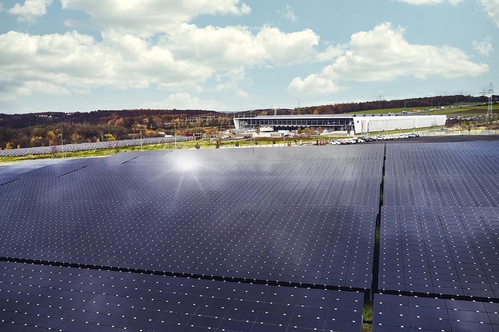Mit Künstlicher Intelligenz Wirtschaftlichkeit und Zuverlässigkeit von Photovoltaik- und Speichersystemen steigern