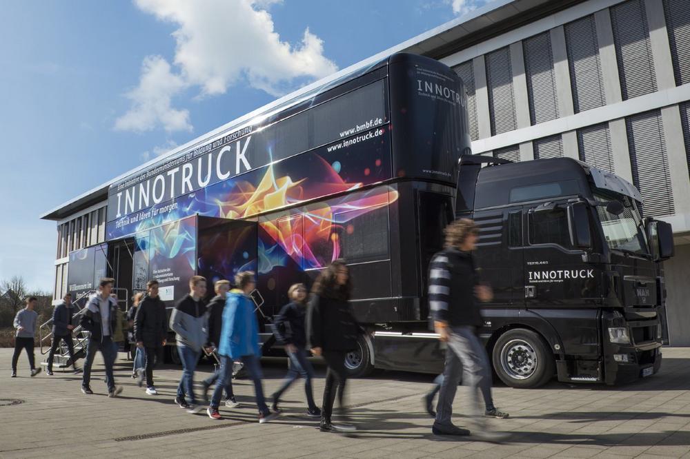 Mobile Hightech-Ausstellung in Ebersbach: Im InnoTruck entdecken Jugendliche wichtige Zukunftstechnologien
