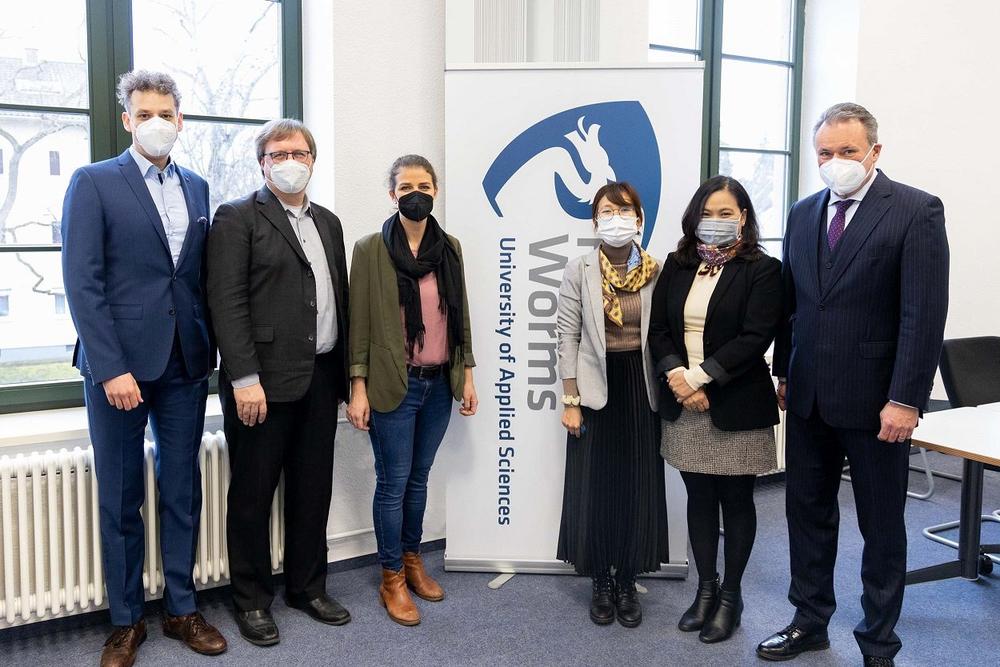 Präsidentin der Vietnam Aviation Academy, Dr. Hang Nguyen, zu Besuch am Fachbereich Touristik/Verkehrswesen