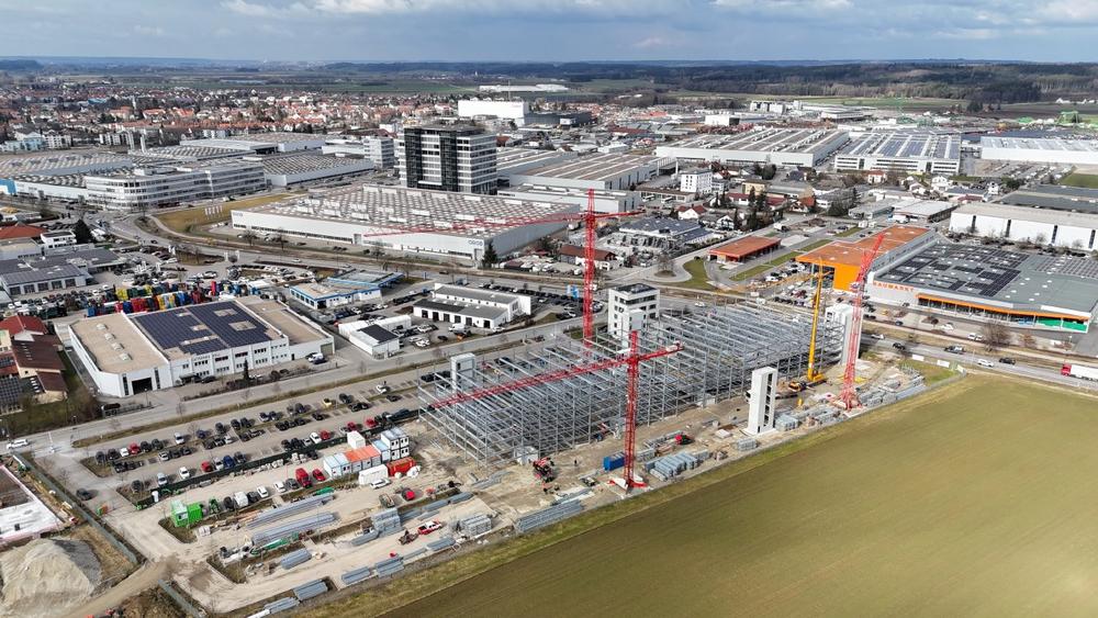 GROB-WERKE: Das Mitarbeiterparkhaus soll bis August 2025 fertiggestellt sein