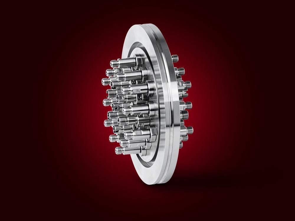 Vacuum Feedthroughs for Polarization-maintaining Fibers