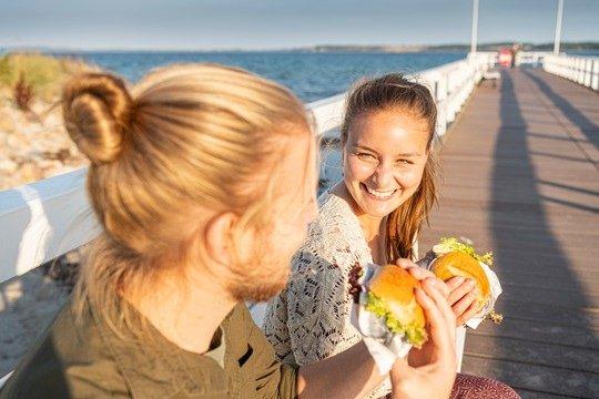 Stolze Bühne statt schneller Snack: Fischbrötchensong zum Weltfischbrötchentag am 3. Mai