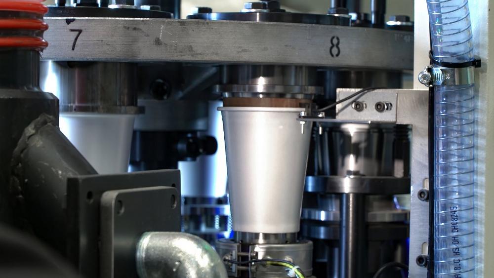Wrapping the base of the cup cleverly and sustainably
