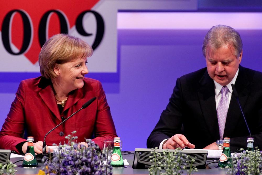 Bucherfolg: Merkel erhält Gold Award von Media Control – Klöckner hält Laudatio