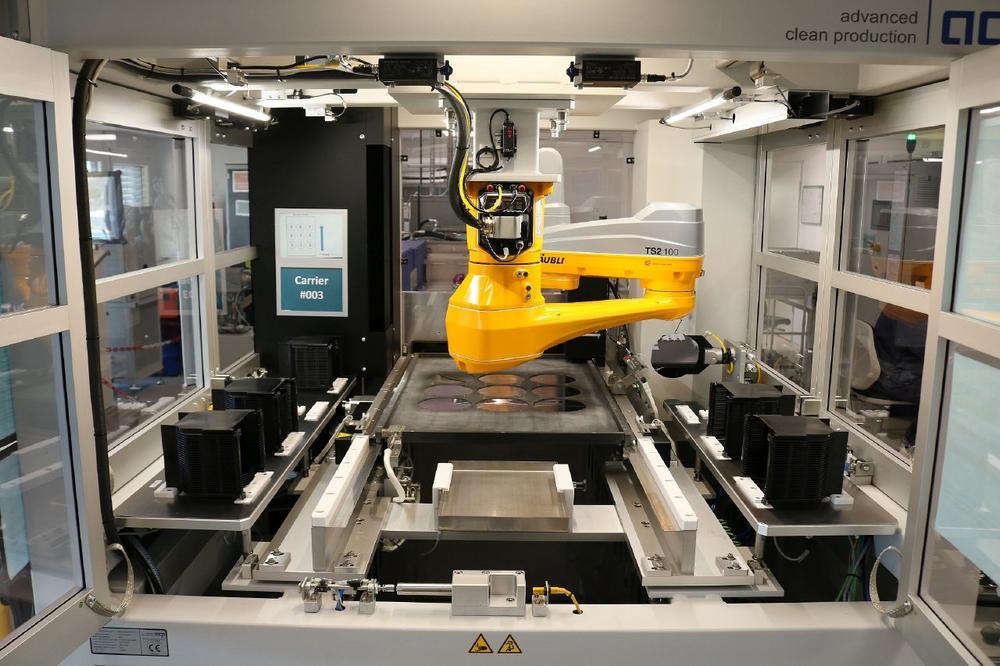 Positioning wafers with micrometer precision for PECVD coating