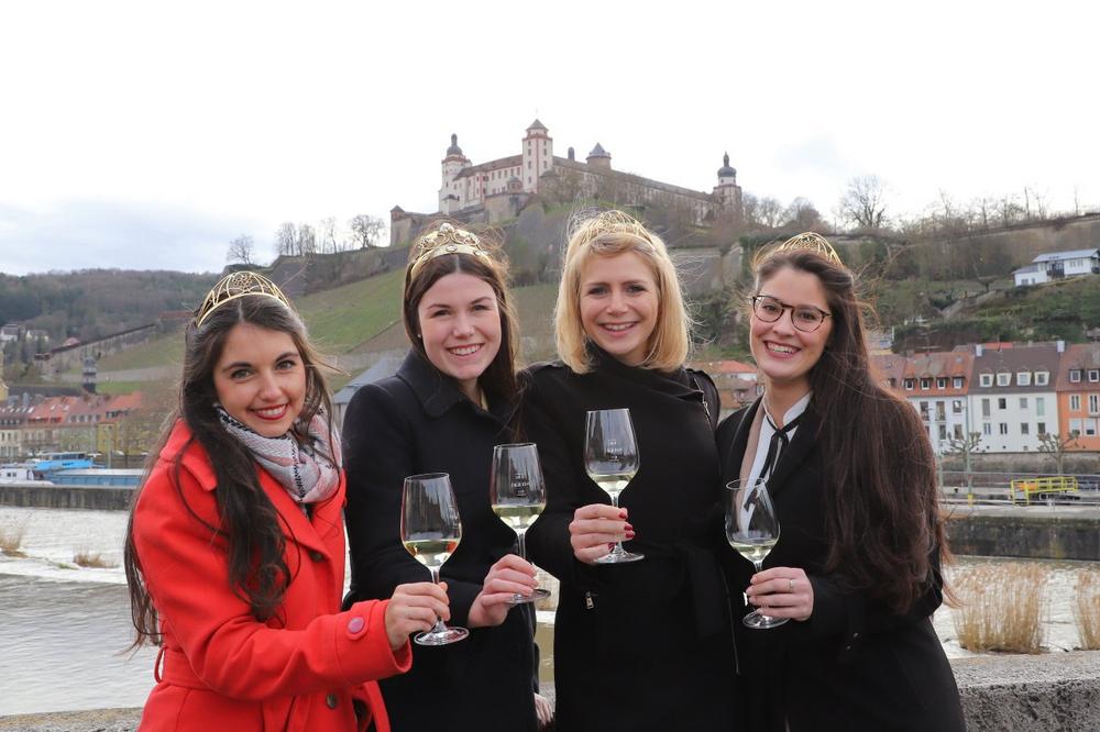 Deutsche Weinhoheiten auf großer Tour durch Franken