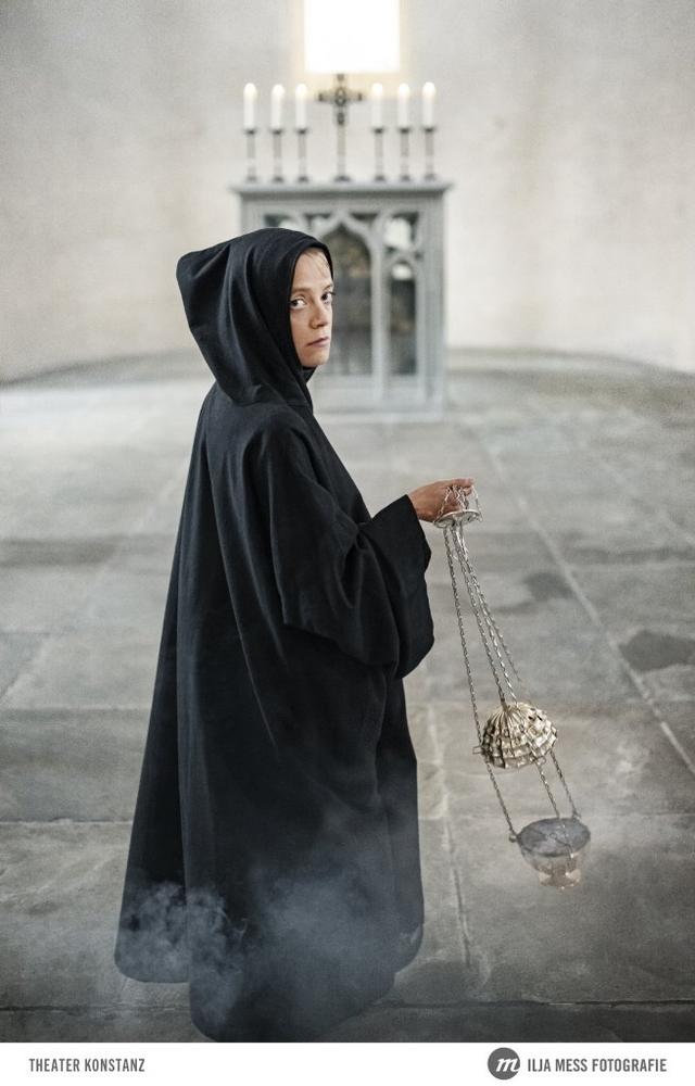 Freilichtspiele auf dem Münsterplatz: Theater Konstanz zeigt „Hermann der Krumme oder die Erde ist rund“