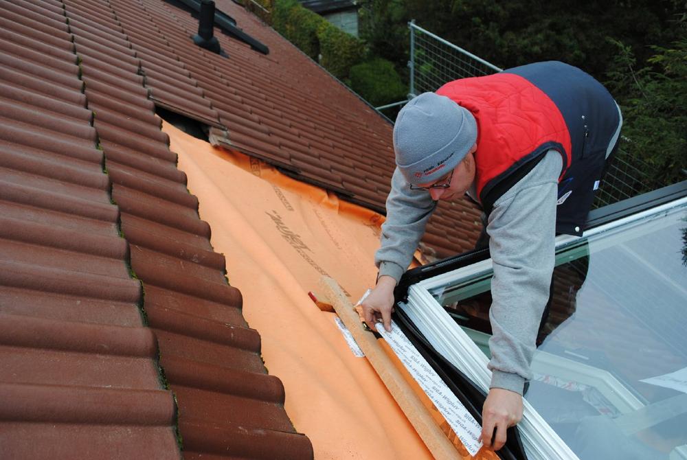 Mit dem Dachfenster bauen Heimwerker oft Dachschäden gleich mit ein
