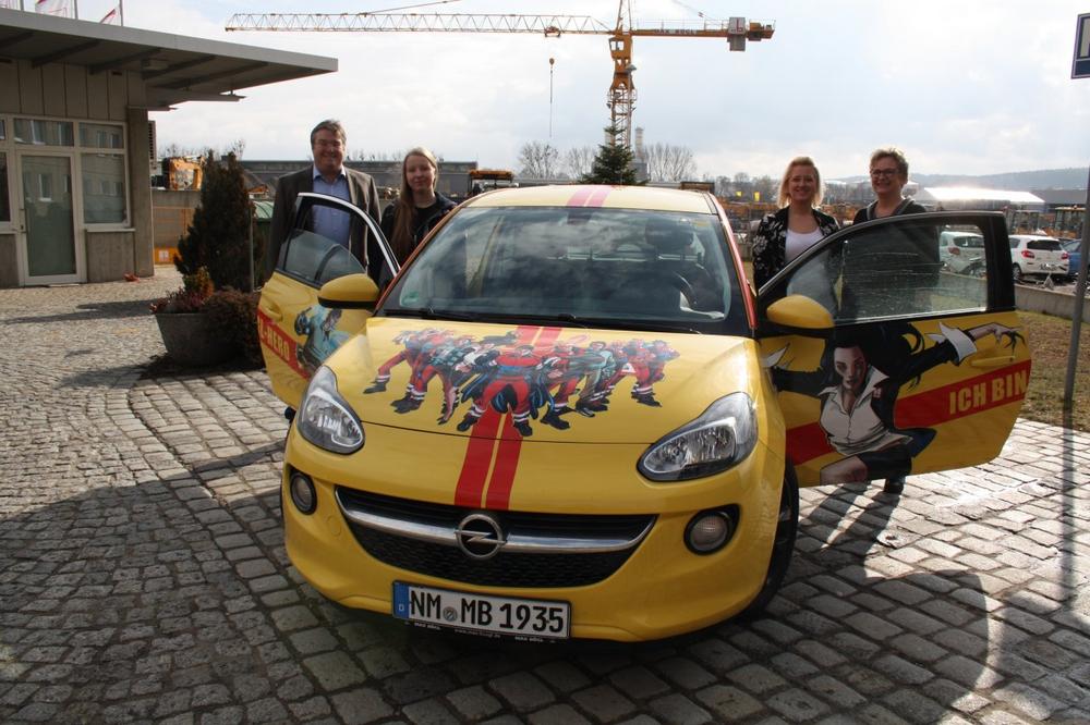 Firmengruppe Max Bögl belohnt ihre besten Auszubildenden mit einem Fahrzeug