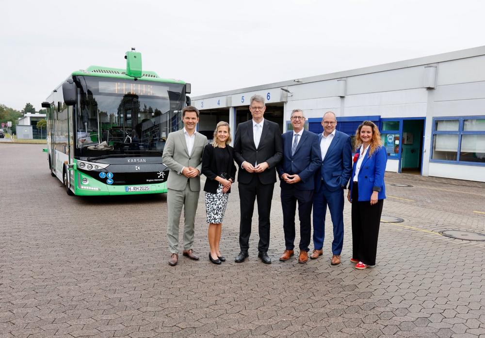 Bundesverkehrsminister eröffnet Testbetrieb des autonomen Linienbusses