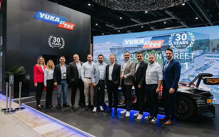 IFA 2025: Yukatel begeistert mit innovativen Stand, prominenten Gästen und spektakulärem McLaren DTM-Rennwagen
