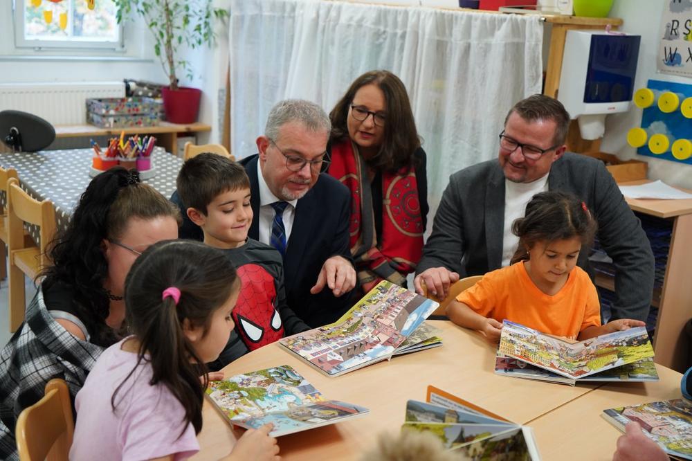 Premiere im Kindergarten: Handwerkskammer Reutlingen präsentiert ihr neues Handwerks-Wimmelbuch