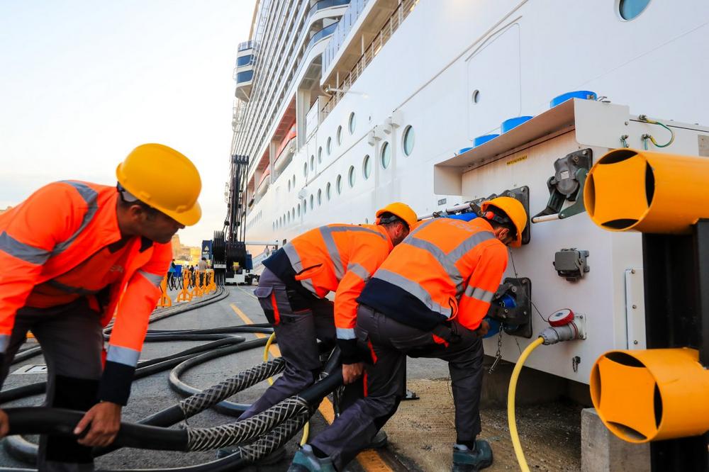 Zwei Schiffe der Kreuzfahrtsparte der MSC Group werden an zwei aufeinanderfolgenden Tagen an die Landstromanlage von Malta angeschlossen