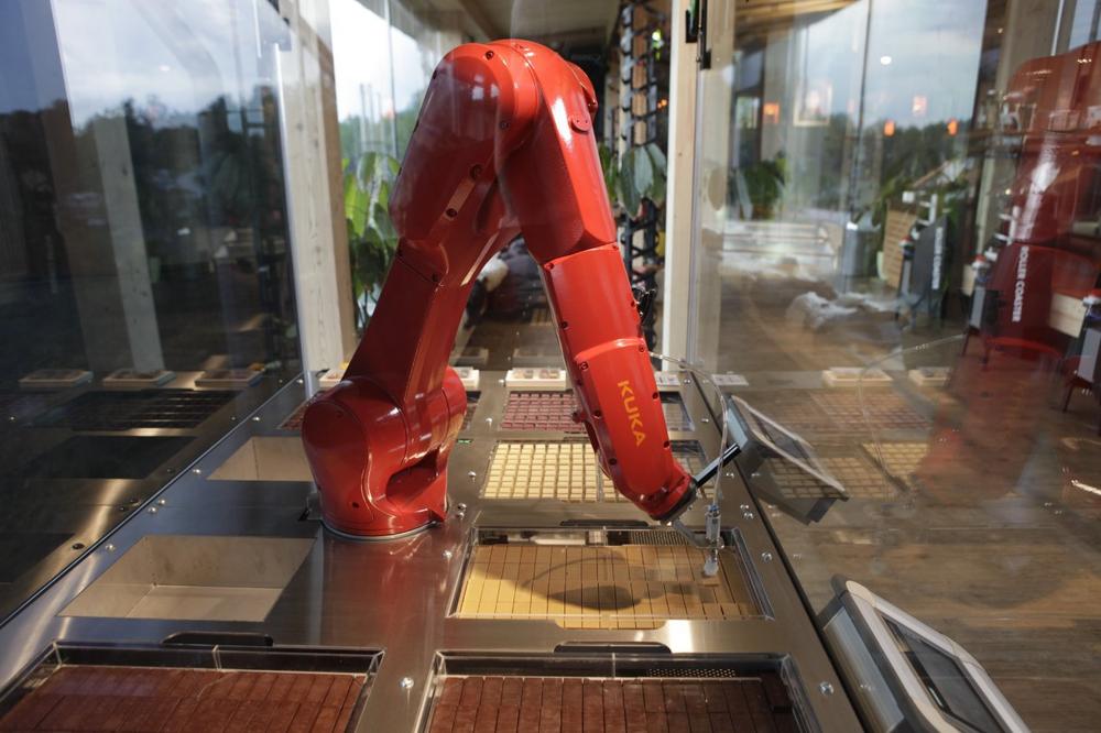 Experience KUKA chocolate robots live at Zotter