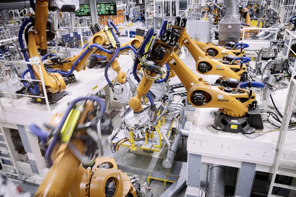 Mit mehr als 1.700 KUKA Robotern: Volkswagen startet Serienproduktion des ID.4