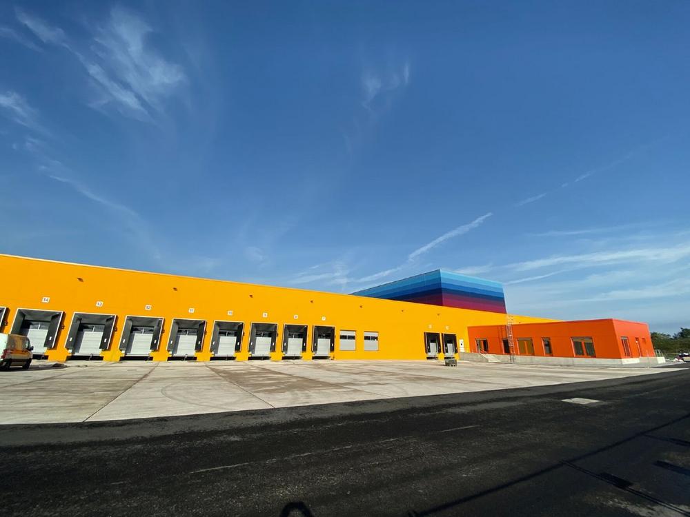 With robotics and software from Swisslog: dm opens a new distribution center in Wustermark, Germany