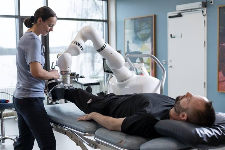 In Zeiten von Social Distancing: Reha-Roboter unterstützt Physiotherapeuten