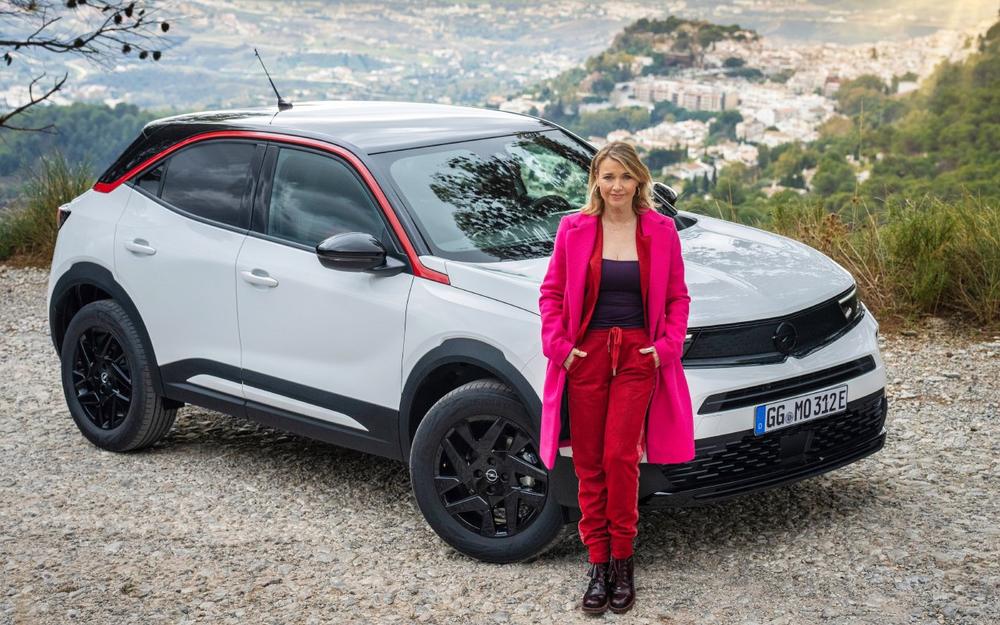 „Manta Manta – Zwoter Teil“: Tina Ruland elektrisiert vom Opel Mokka
