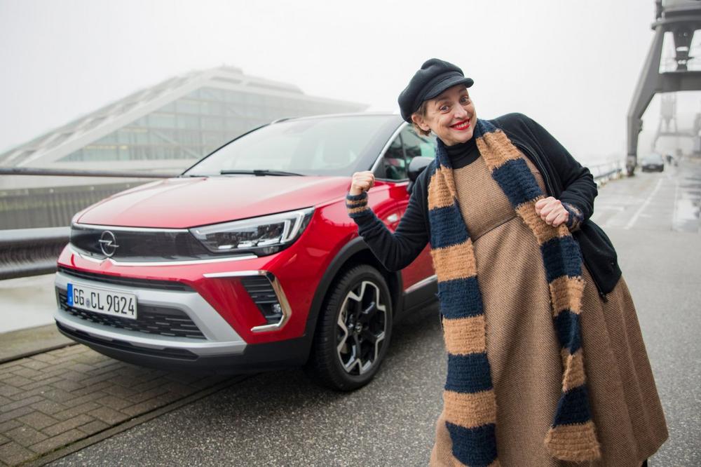 Neuer Opel Crossland lässt Katharina Thalbach strahlen