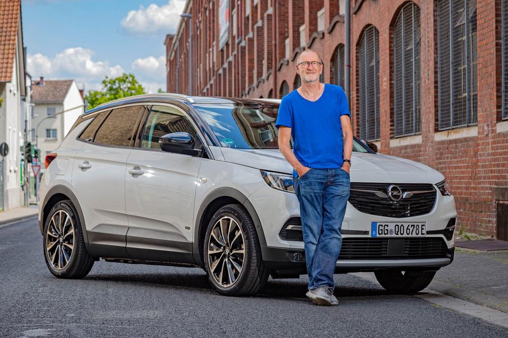 Schauspieler Peter Lohmeyer elektrisiert vom Opel Grandland X