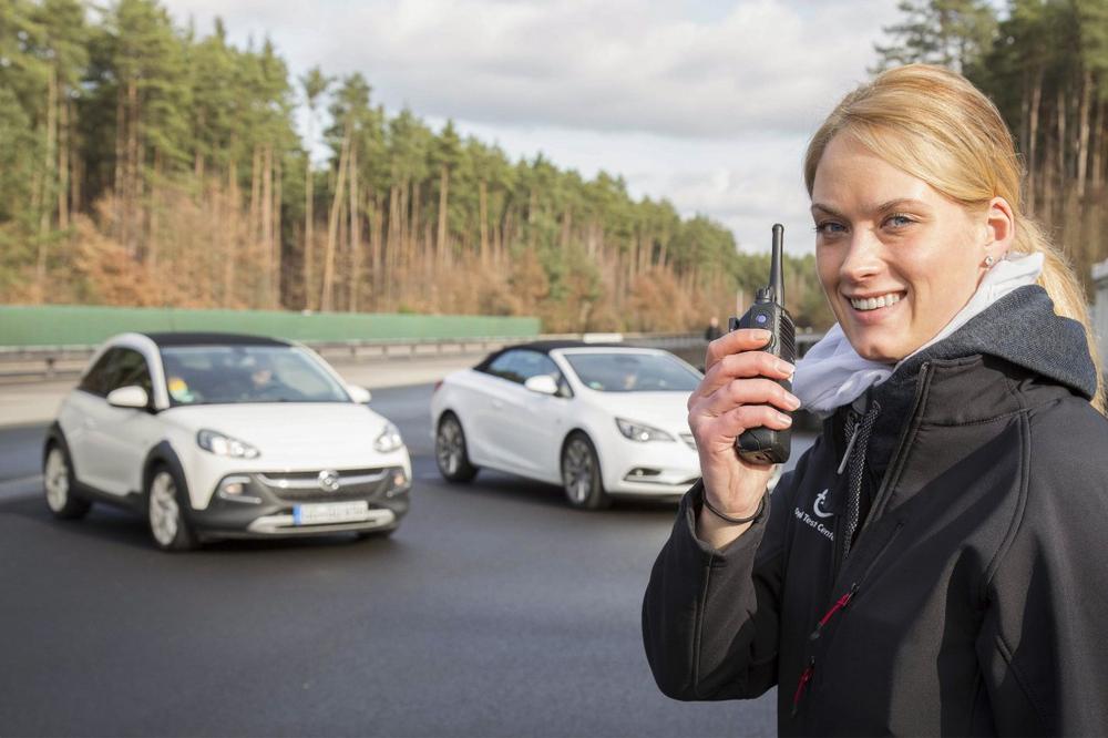 Mit Opel-Fahrtrainings Spaß an mehr Sicherheit haben