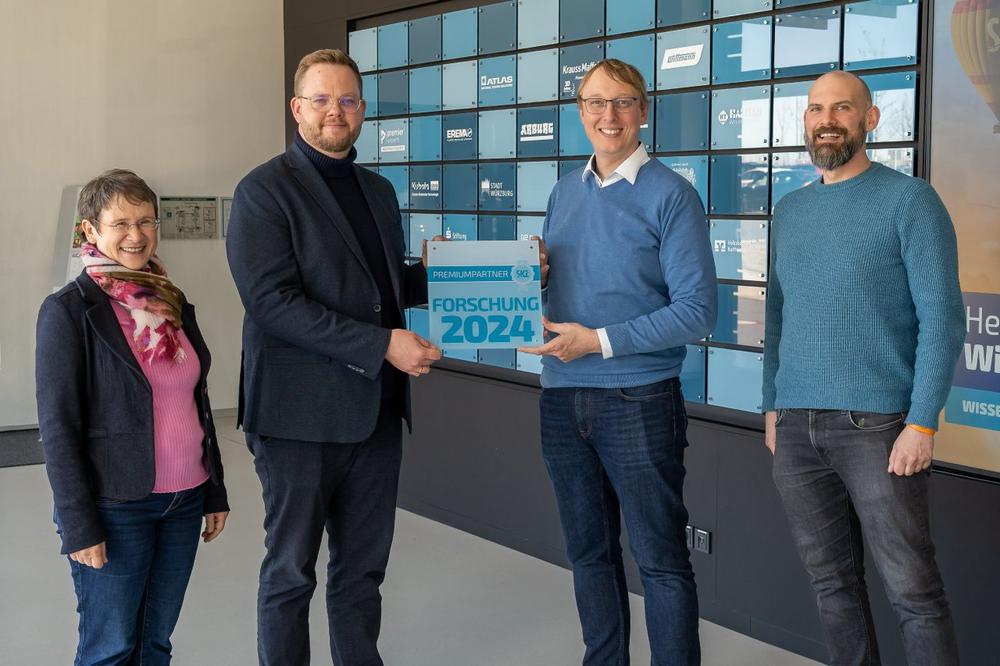SKZ presents premium partner award in the field of digitization to Cybus GmbH